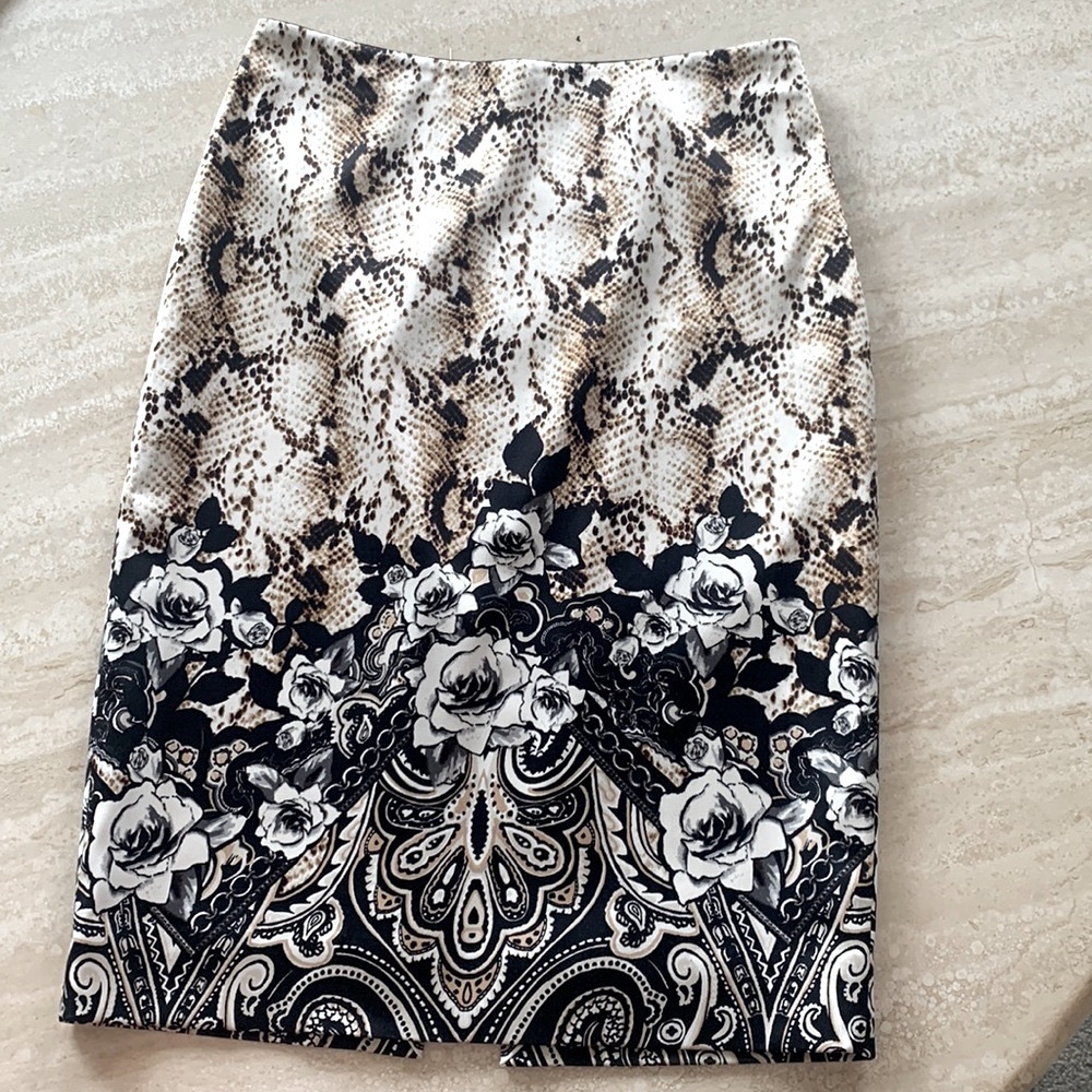 WHITE HOUSE BLACK MARKET WHBM Skirt, black/cream, snake/roses, back zip. 00 - Picture 8 of 17
